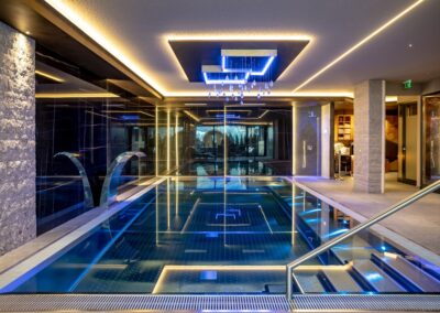 Une nouvelle piscine en acier pour le luxueux hôtel La Perla à Andalo